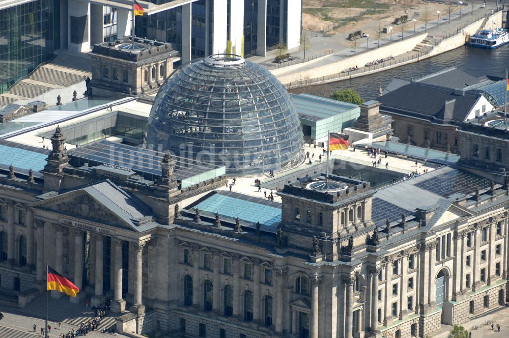 Luftaufnahme Berlin - Reichstag im Regierungsviertel des Berliner Tiergarten