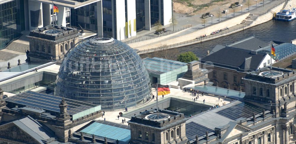 Berlin von oben - Reichstag im Regierungsviertel des Berliner Tiergarten