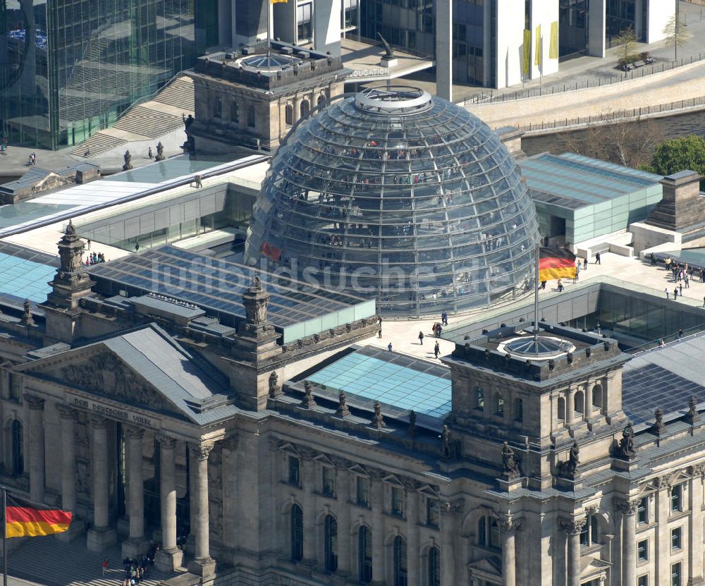 Berlin aus der Vogelperspektive: Reichstag im Regierungsviertel des Berliner Tiergarten