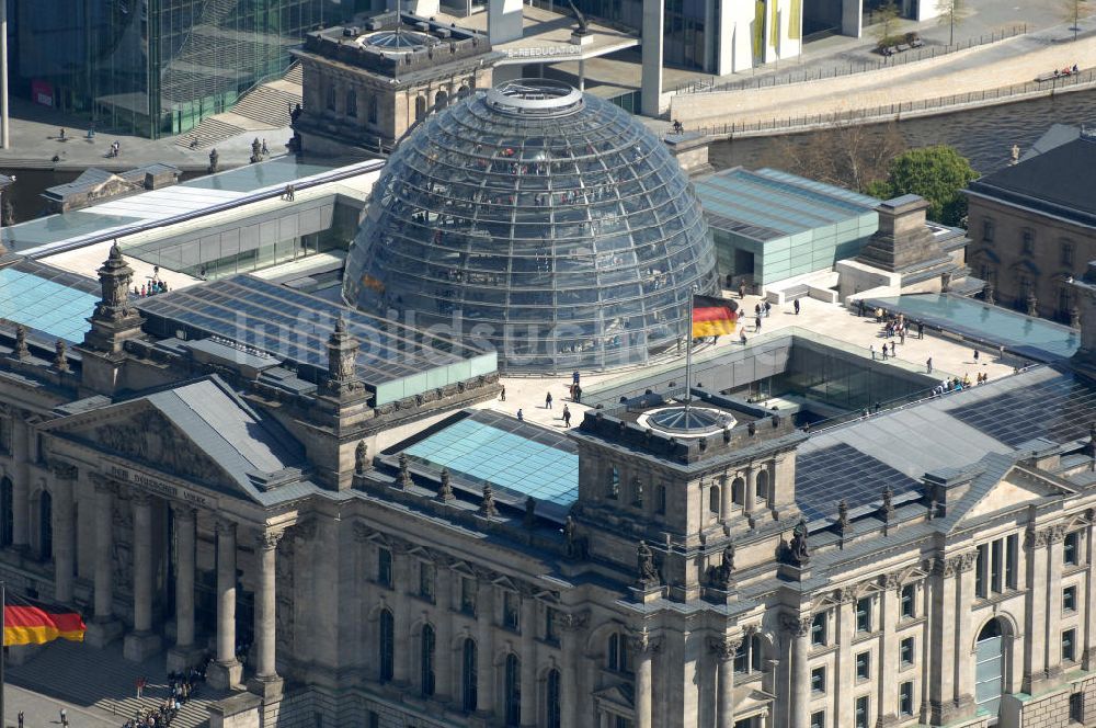 Luftbild Berlin - Reichstag im Regierungsviertel des Berliner Tiergarten