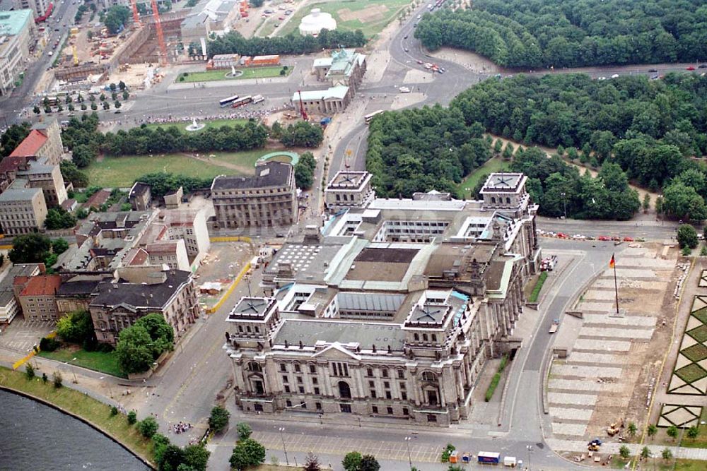 Luftaufnahme Berlin - 23.07.2003 Reichstag und Umgebung mit Blick auf das Brandenburger Tor