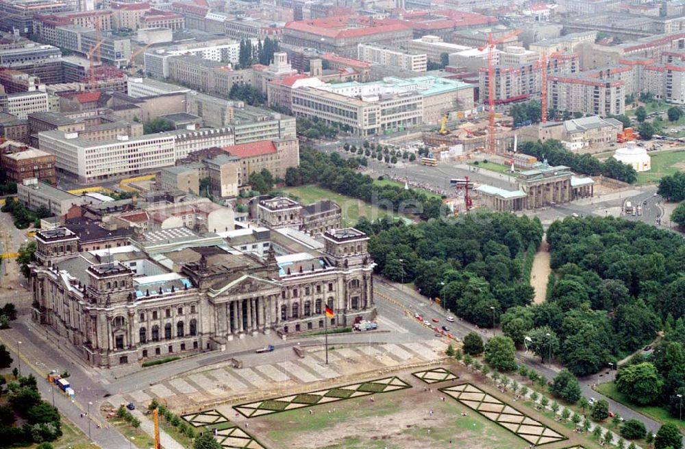 Berlin von oben - 23.07.1995 Reichstag und Umgebung mit Blick auf das Brandenburger Tor