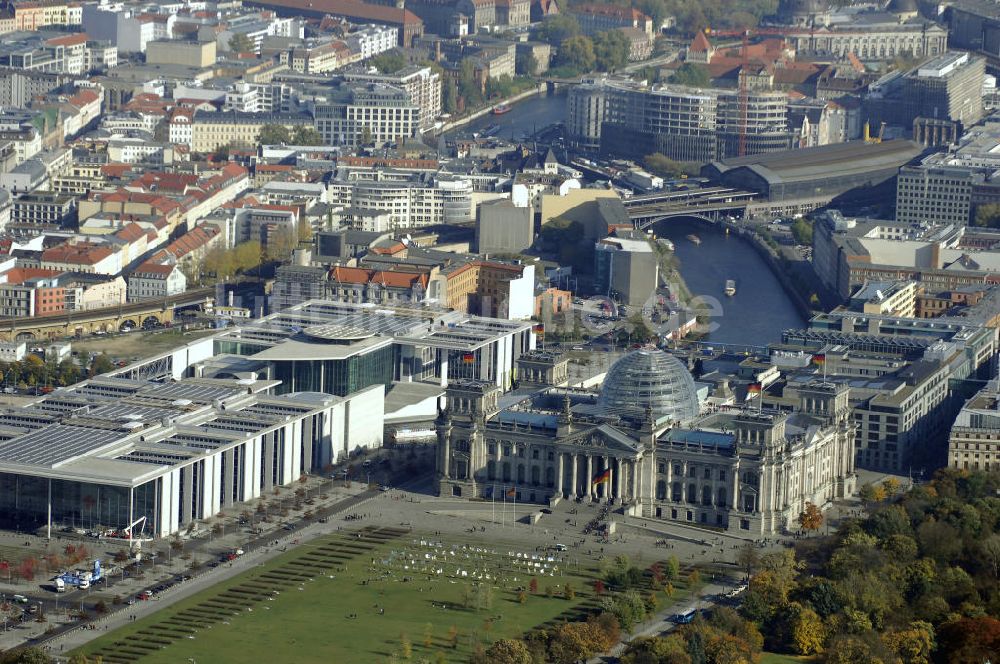 Berlin von oben - Reichstagsgebäude in Berlin-Mitte