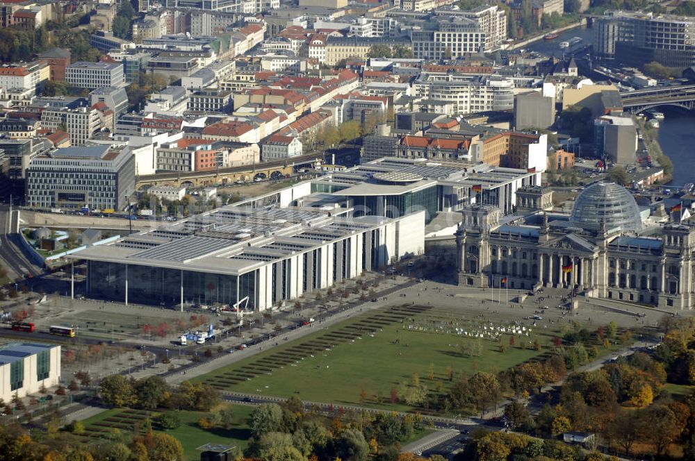 Berlin aus der Vogelperspektive: Reichstagsgebäude in Berlin-Mitte