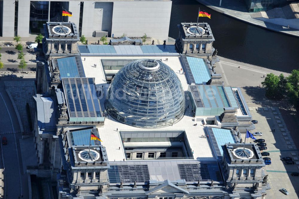 Berlin von oben - Reichstagskuppel im Regierungsviertel des Berliner Tiergarten