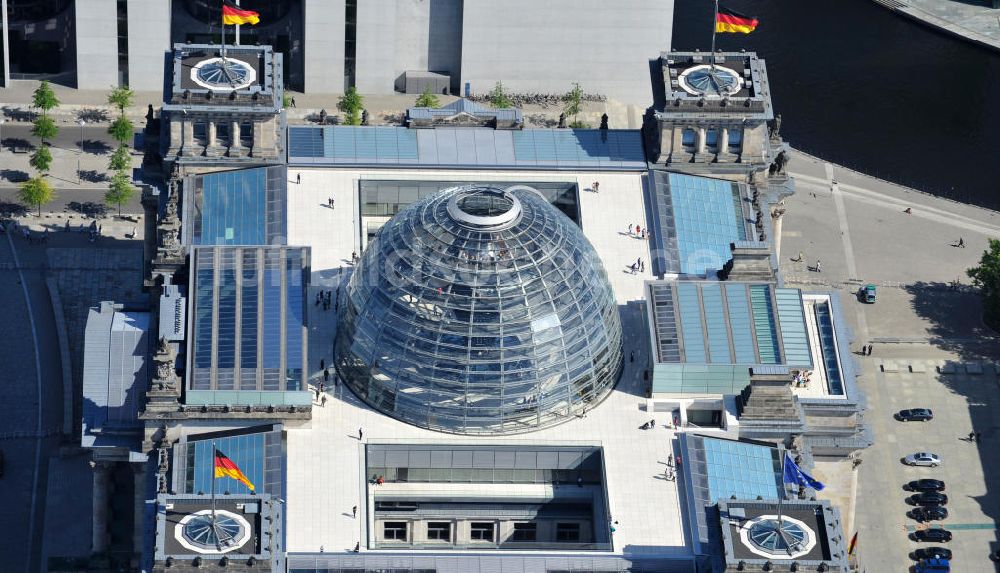 Berlin aus der Vogelperspektive: Reichstagskuppel im Regierungsviertel des Berliner Tiergarten