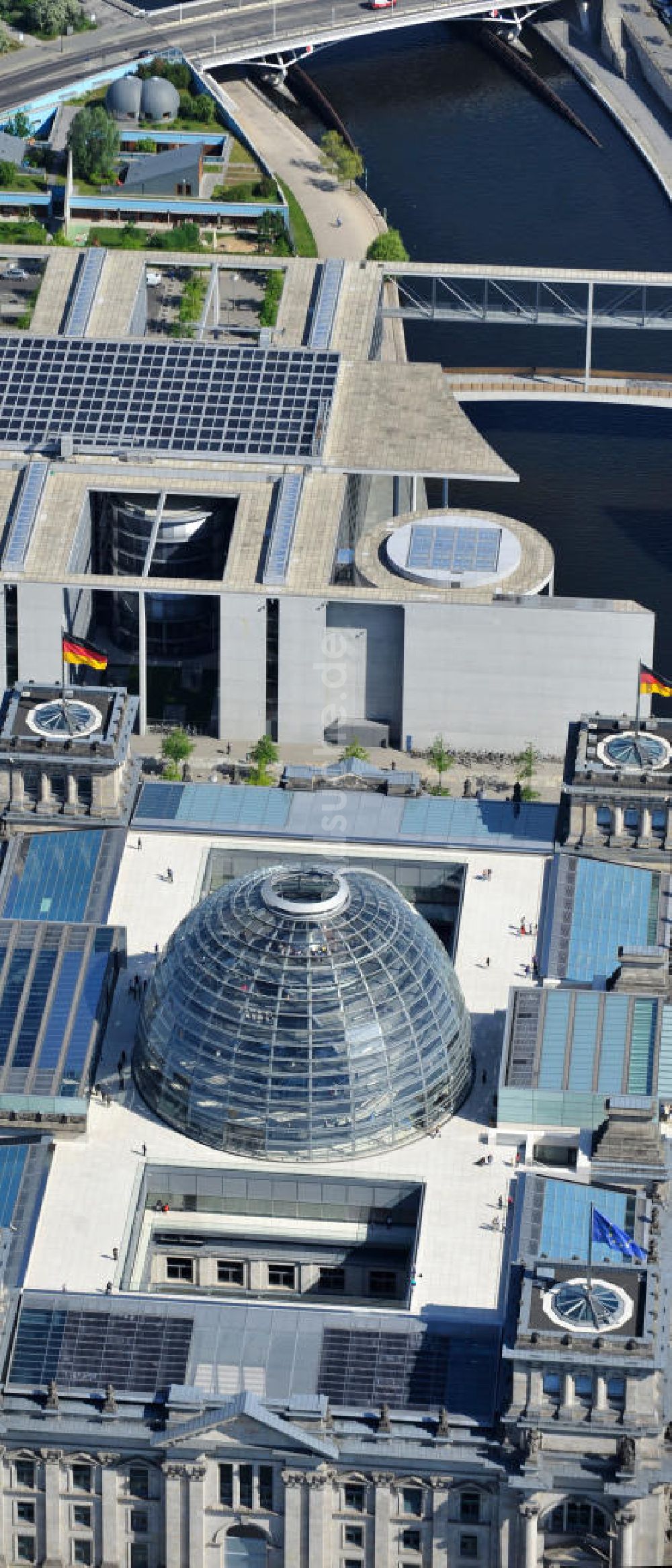 Luftbild Berlin - Reichstagskuppel im Regierungsviertel des Berliner Tiergarten