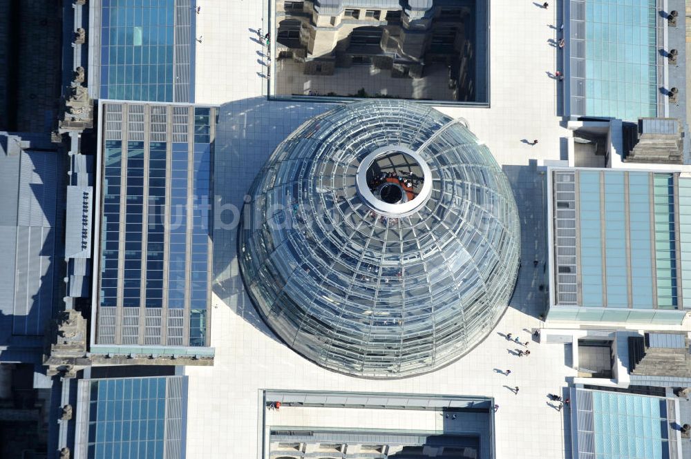 Luftaufnahme Berlin - Reichstagskuppel im Regierungsviertel des Berliner Tiergarten