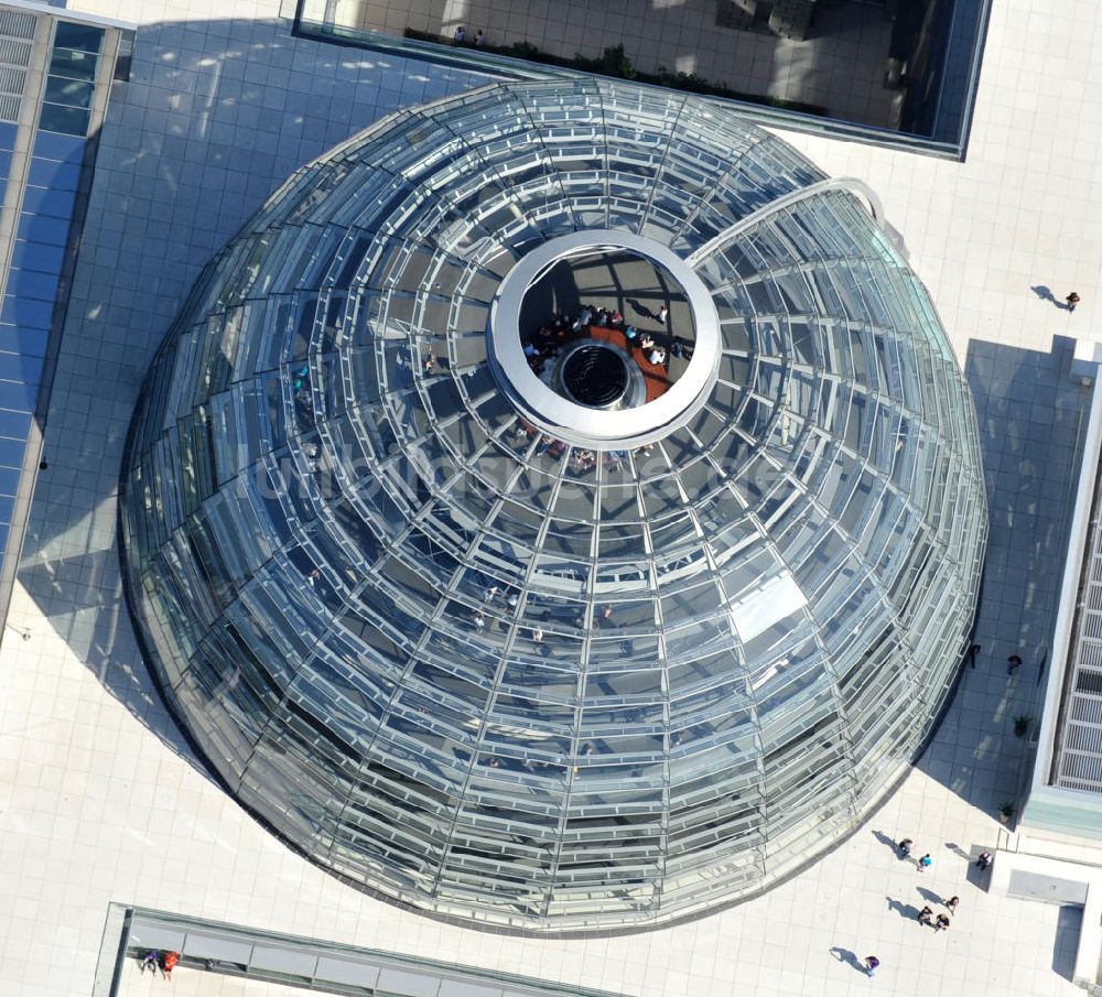 Berlin von oben - Reichstagskuppel im Regierungsviertel des Berliner Tiergarten