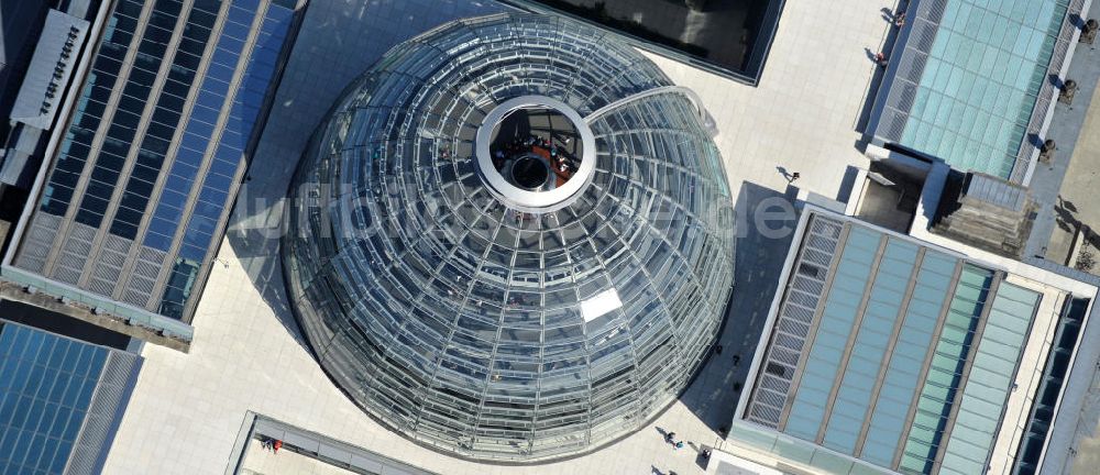 Berlin aus der Vogelperspektive: Reichstagskuppel im Regierungsviertel des Berliner Tiergarten