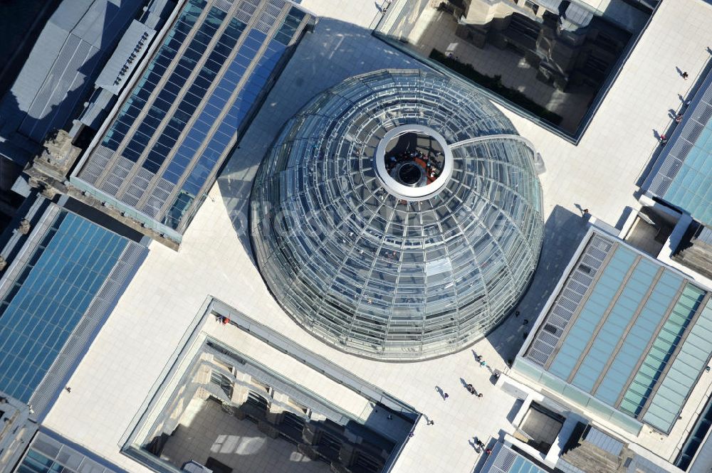 Luftbild Berlin - Reichstagskuppel im Regierungsviertel des Berliner Tiergarten