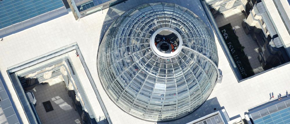 Luftaufnahme Berlin - Reichstagskuppel im Regierungsviertel des Berliner Tiergarten