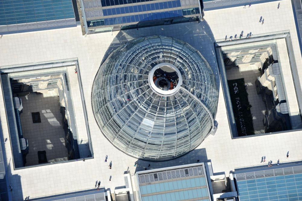 Berlin von oben - Reichstagskuppel im Regierungsviertel des Berliner Tiergarten