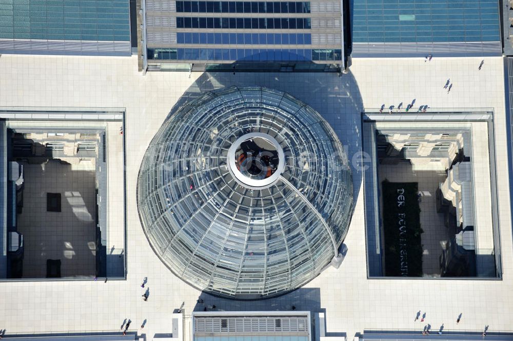 Berlin aus der Vogelperspektive: Reichstagskuppel im Regierungsviertel des Berliner Tiergarten