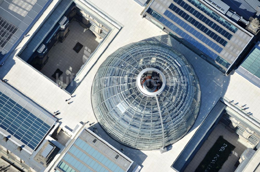 Luftbild Berlin - Reichstagskuppel im Regierungsviertel des Berliner Tiergarten