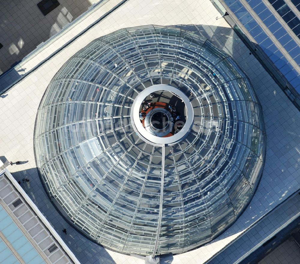 Luftaufnahme Berlin - Reichstagskuppel im Regierungsviertel des Berliner Tiergarten