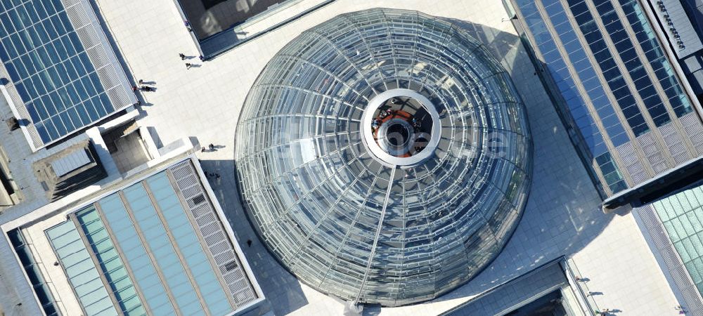 Berlin von oben - Reichstagskuppel im Regierungsviertel des Berliner Tiergarten