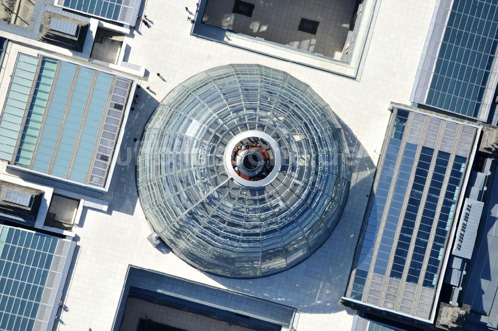 Luftaufnahme Berlin - Reichstagskuppel im Regierungsviertel des Berliner Tiergarten