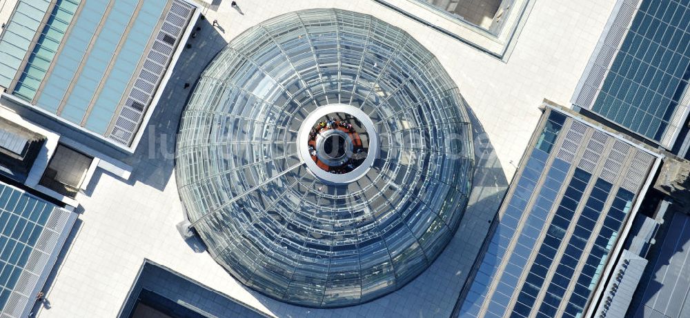 Berlin von oben - Reichstagskuppel im Regierungsviertel des Berliner Tiergarten