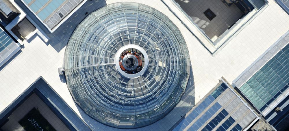 Berlin aus der Vogelperspektive: Reichstagskuppel im Regierungsviertel des Berliner Tiergarten