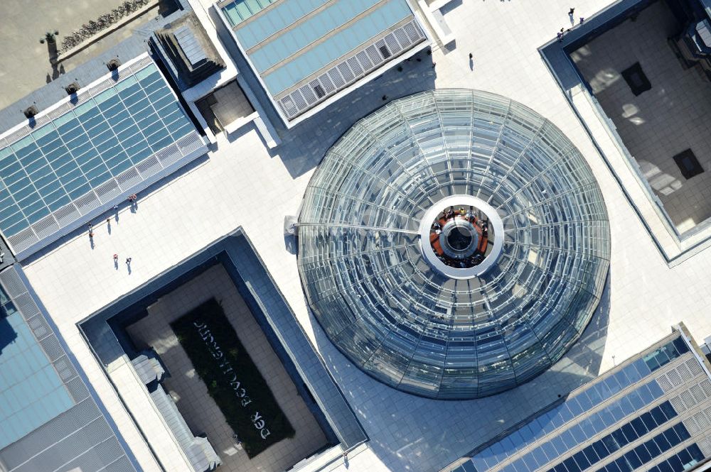 Luftbild Berlin - Reichstagskuppel im Regierungsviertel des Berliner Tiergarten