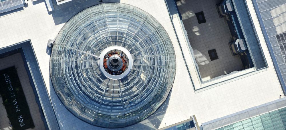 Luftaufnahme Berlin - Reichstagskuppel im Regierungsviertel des Berliner Tiergarten