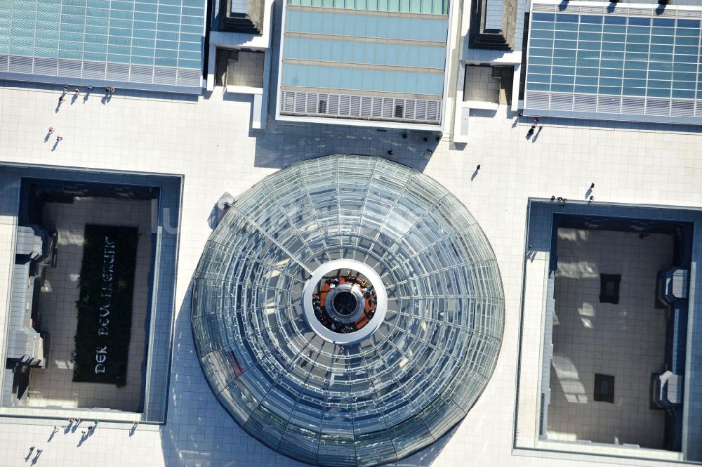 Berlin von oben - Reichstagskuppel im Regierungsviertel des Berliner Tiergarten