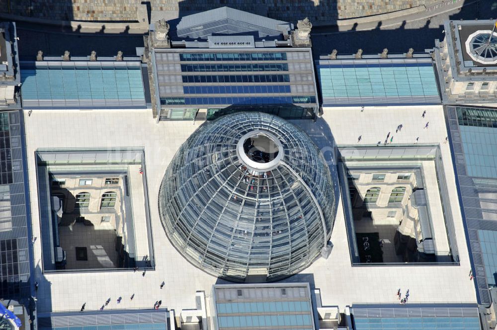 Berlin aus der Vogelperspektive: Reichstagskuppel im Regierungsviertel des Berliner Tiergarten