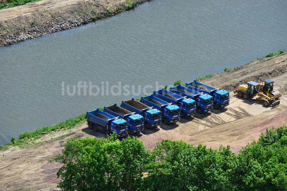 Luftbild Ihleburg - Reihe von Mercedes LKW Lastkraftwagen - Nutzfahrzeugen auf einer Baustelle am Ufer des Elbe-Havel-Kanal bei Ihleburg im Bundesland Sachsen-Anhalt