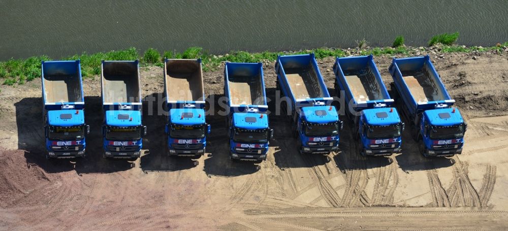 Ihleburg von oben - Reihe von Mercedes LKW Lastkraftwagen - Nutzfahrzeugen auf einer Baustelle am Ufer des Elbe-Havel-Kanal bei Ihleburg im Bundesland Sachsen-Anhalt