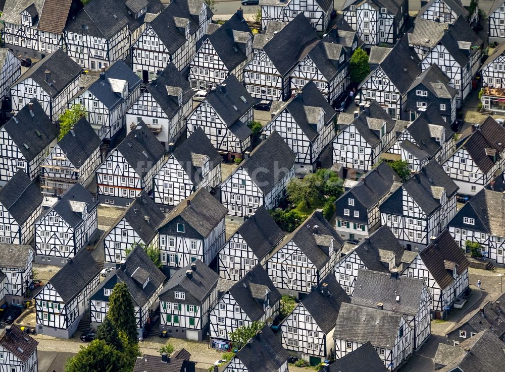 Freudenberg aus der Vogelperspektive: Reihen von historisch orginalgetreuen Fachwerkhäusern im Stadtzentrum von Freundenberg im Bundesland Nordrhein-Westfalen