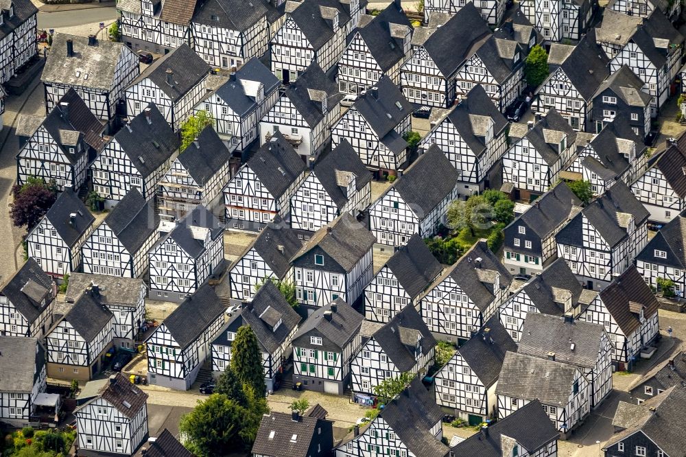 Luftbild Freudenberg - Reihen von historisch orginalgetreuen Fachwerkhäusern im Stadtzentrum von Freundenberg im Bundesland Nordrhein-Westfalen