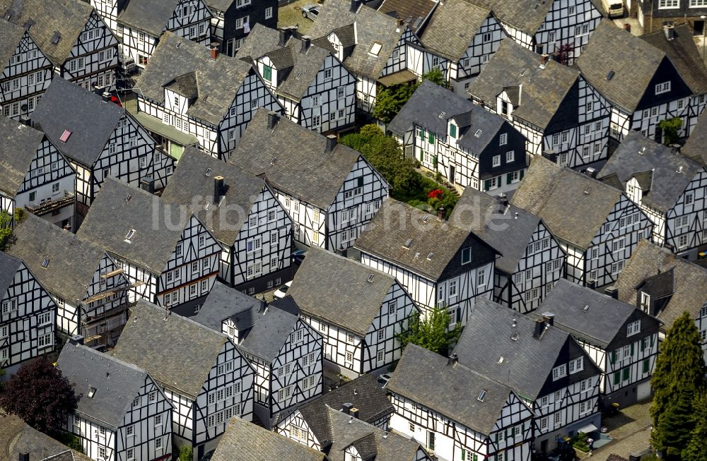 Luftaufnahme Freudenberg - Reihen von historisch orginalgetreuen Fachwerkhäusern im Stadtzentrum von Freundenberg im Bundesland Nordrhein-Westfalen