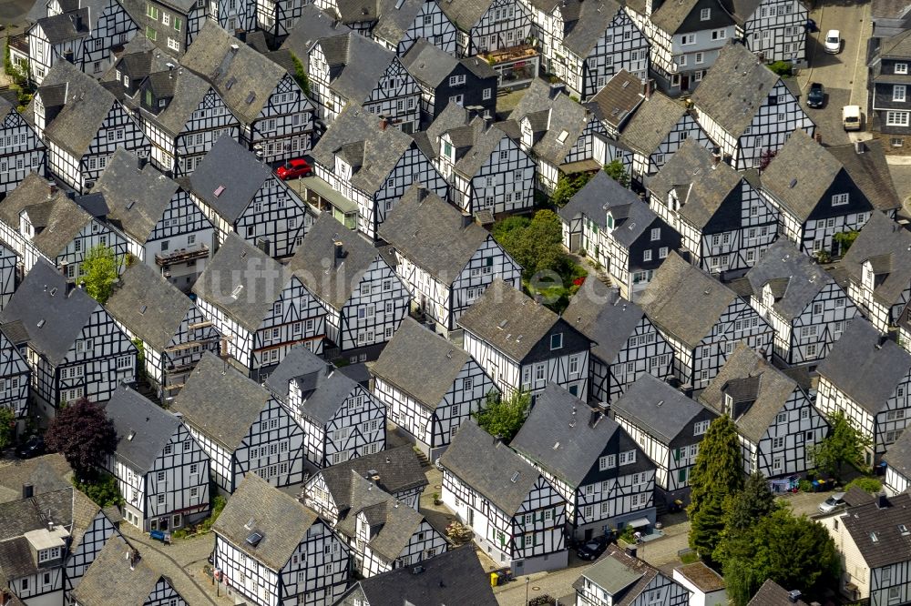 Freudenberg von oben - Reihen von historisch orginalgetreuen Fachwerkhäusern im Stadtzentrum von Freundenberg im Bundesland Nordrhein-Westfalen