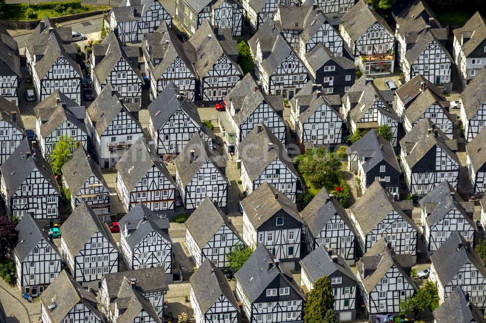 Freudenberg aus der Vogelperspektive: Reihen von historisch orginalgetreuen Fachwerkhäusern im Stadtzentrum von Freundenberg im Bundesland Nordrhein-Westfalen