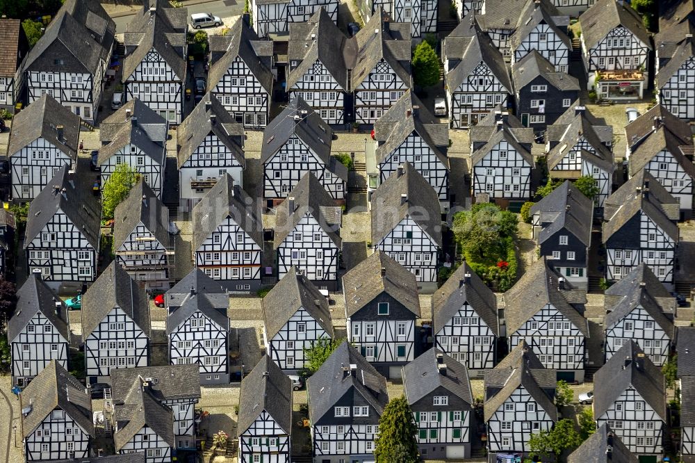 Luftbild Freudenberg - Reihen von historisch orginalgetreuen Fachwerkhäusern im Stadtzentrum von Freundenberg im Bundesland Nordrhein-Westfalen