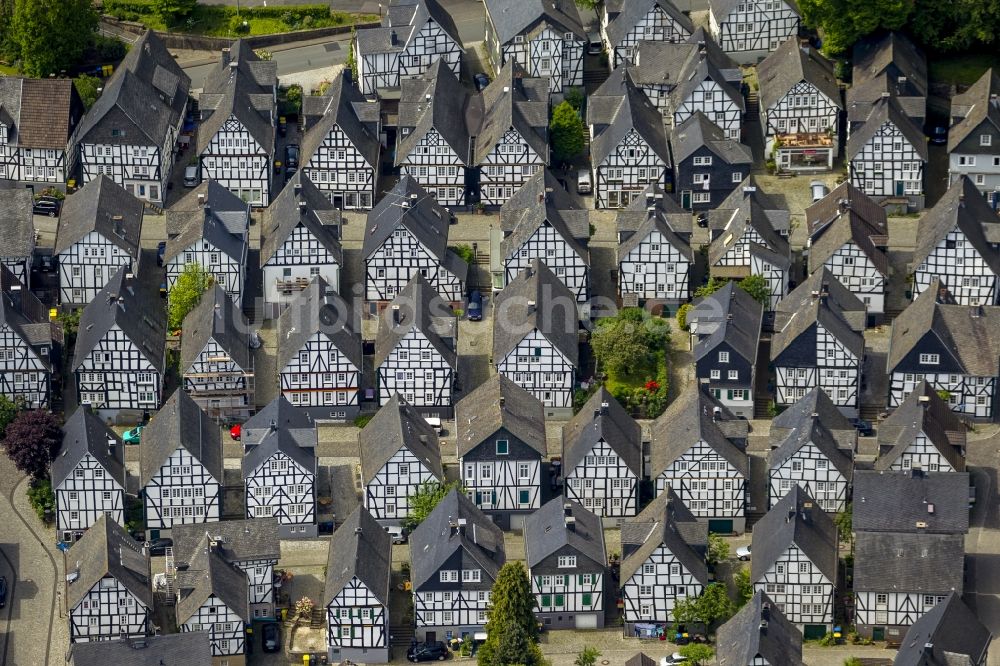 Luftaufnahme Freudenberg - Reihen von historisch orginalgetreuen Fachwerkhäusern im Stadtzentrum von Freundenberg im Bundesland Nordrhein-Westfalen