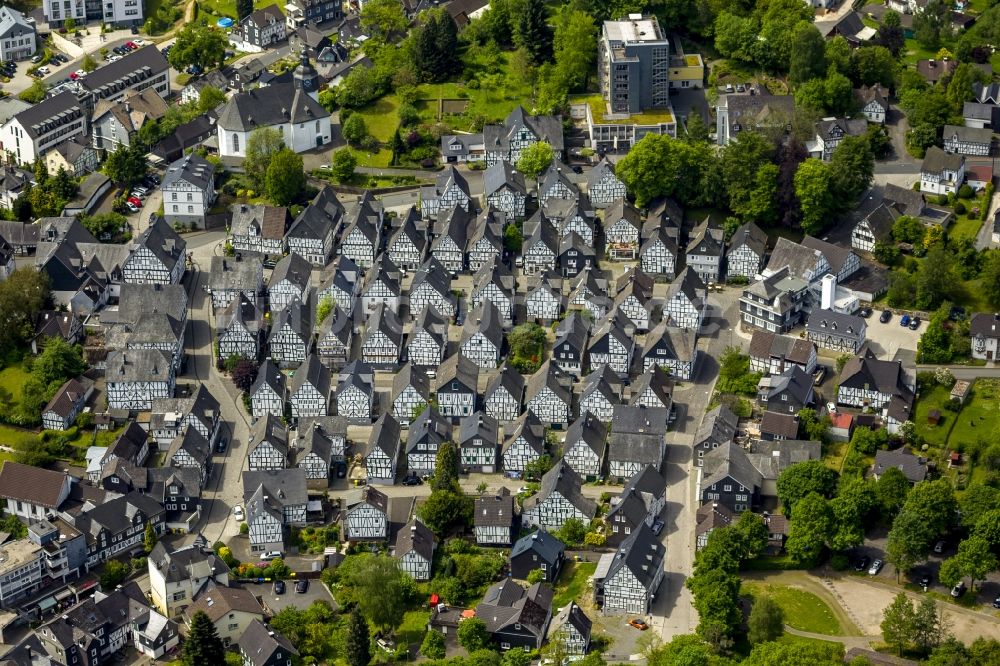 Freudenberg von oben - Reihen von historisch orginalgetreuen Fachwerkhäusern im Stadtzentrum von Freundenberg im Bundesland Nordrhein-Westfalen