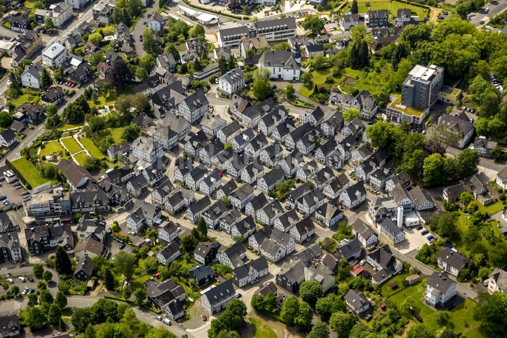 Luftaufnahme Freudenberg - Reihen von historisch orginalgetreuen Fachwerkhäusern im Stadtzentrum von Freundenberg im Bundesland Nordrhein-Westfalen