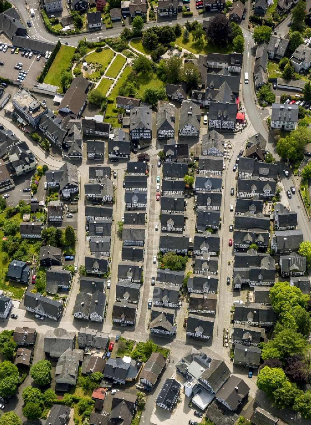 Freudenberg von oben - Reihen von historisch orginalgetreuen Fachwerkhäusern im Stadtzentrum von Freundenberg im Bundesland Nordrhein-Westfalen