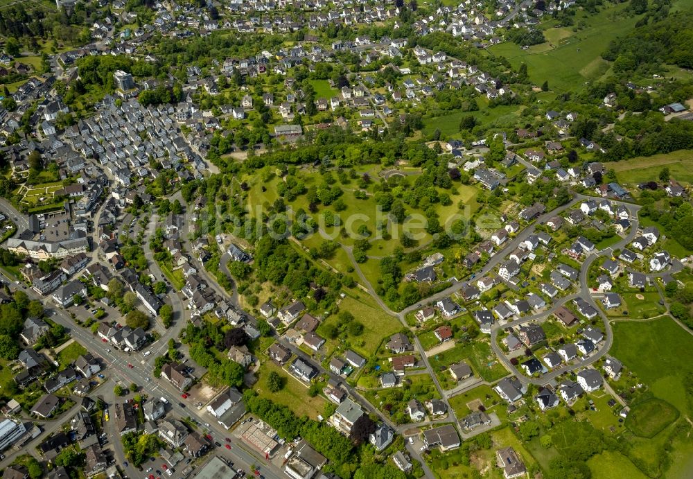 Freudenberg aus der Vogelperspektive: Reihen von historisch orginalgetreuen Fachwerkhäusern im Stadtzentrum von Freundenberg im Bundesland Nordrhein-Westfalen