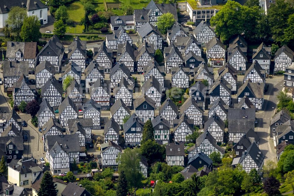 Luftbild Freudenberg - Reihen von historisch orginalgetreuen Fachwerkhäusern im Stadtzentrum von Freundenberg im Bundesland Nordrhein-Westfalen