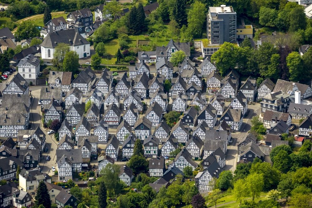 Luftaufnahme Freudenberg - Reihen von historisch orginalgetreuen Fachwerkhäusern im Stadtzentrum von Freundenberg im Bundesland Nordrhein-Westfalen