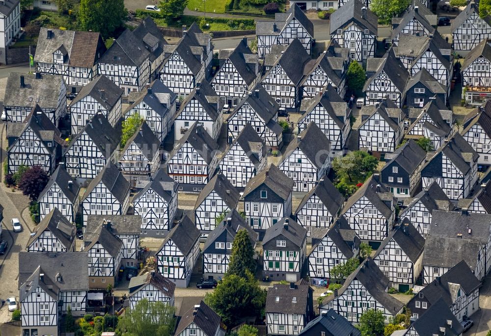 Freudenberg von oben - Reihen von historisch orginalgetreuen Fachwerkhäusern im Stadtzentrum von Freundenberg im Bundesland Nordrhein-Westfalen