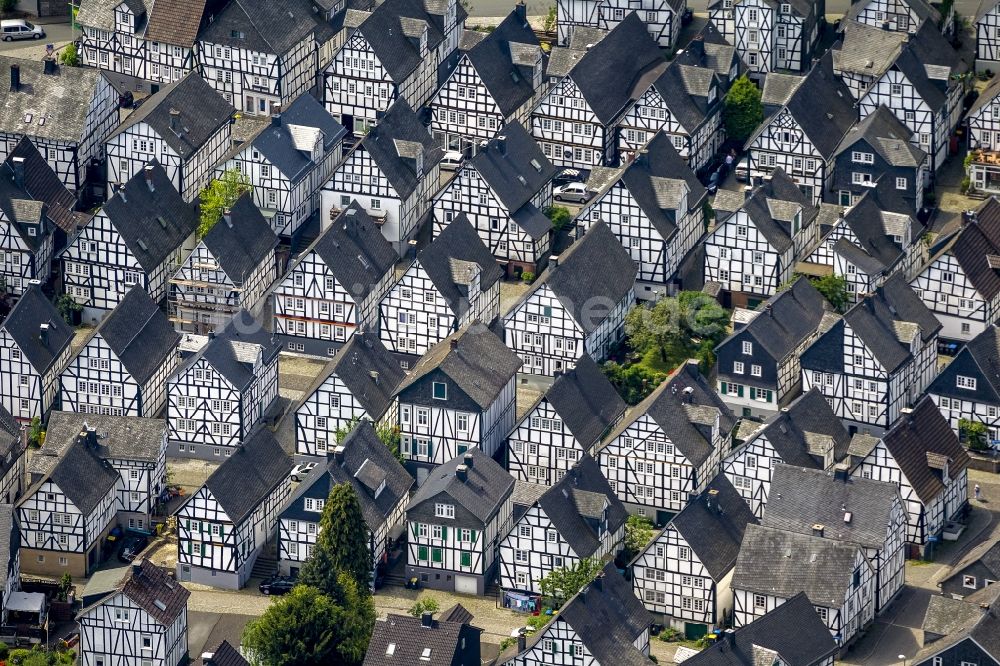 Freudenberg aus der Vogelperspektive: Reihen von historisch orginalgetreuen Fachwerkhäusern im Stadtzentrum von Freundenberg im Bundesland Nordrhein-Westfalen