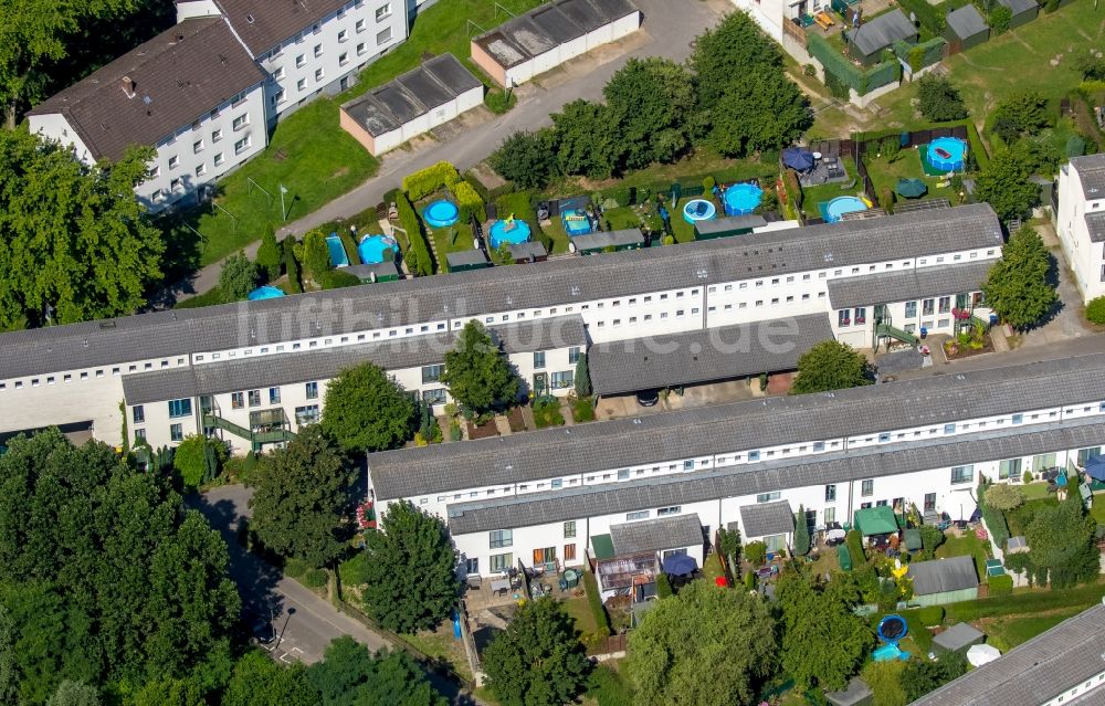 Gelsenkirchen von oben - Reihenhaus- Siedlung mit Swimmingpool- Landschaft in Gelsenkirchen im Bundesland Nordrhein-Westfalen