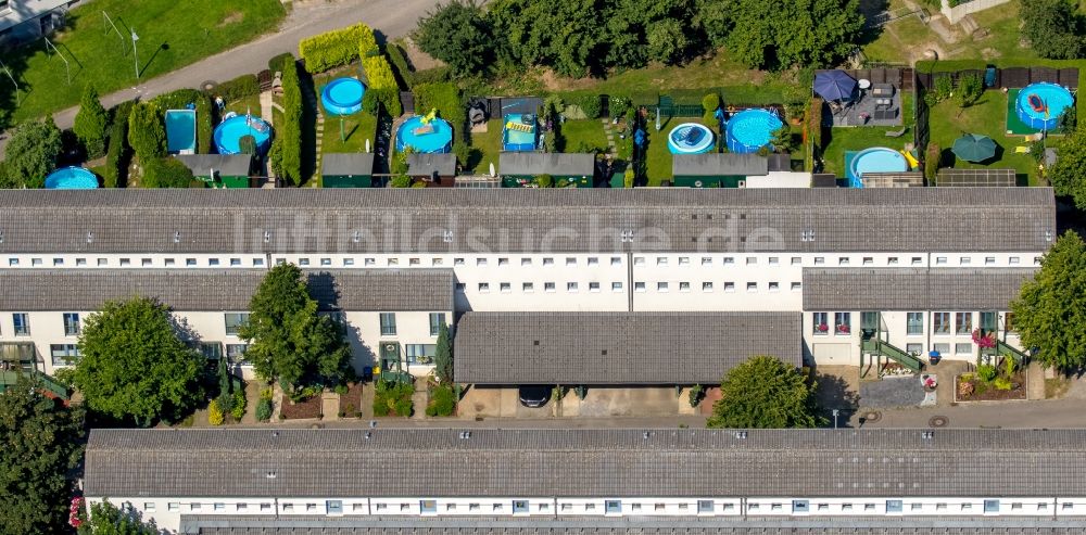 Gelsenkirchen aus der Vogelperspektive: Reihenhaus- Siedlung mit Swimmingpool- Landschaft in Gelsenkirchen im Bundesland Nordrhein-Westfalen