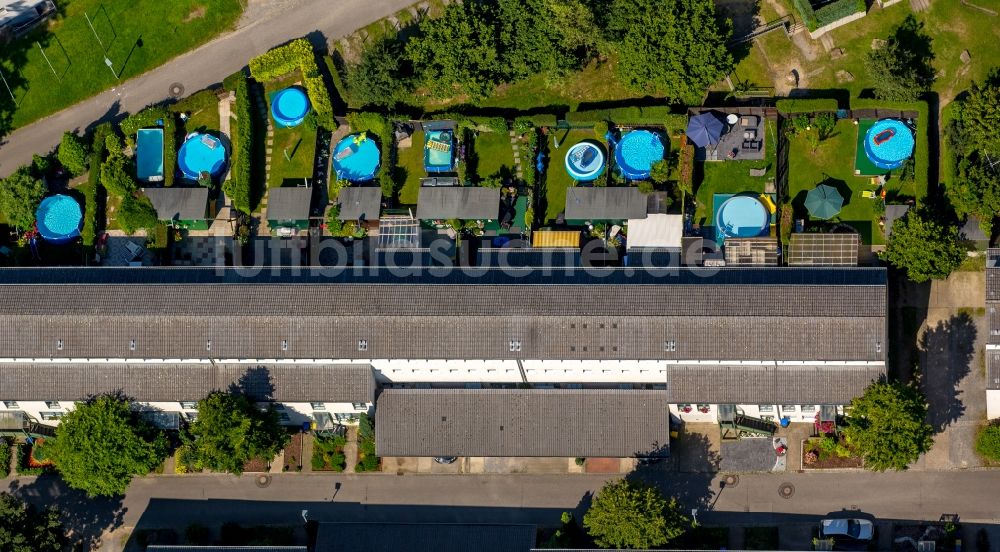 Luftbild Gelsenkirchen - Reihenhaus- Siedlung mit Swimmingpool- Landschaft in Gelsenkirchen im Bundesland Nordrhein-Westfalen