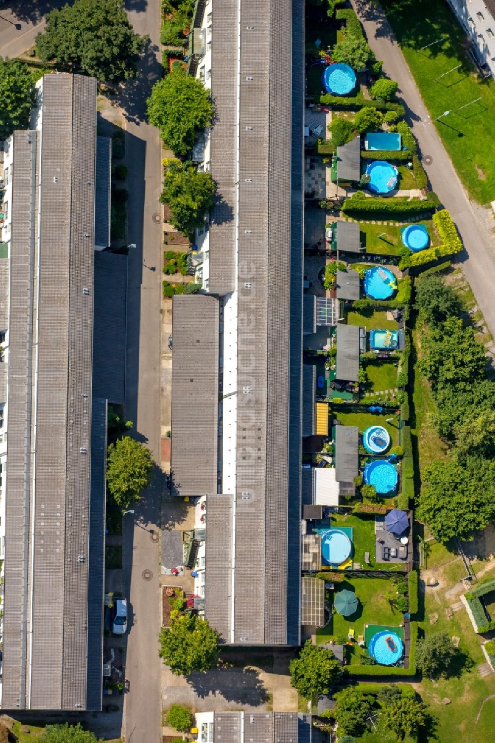 Luftaufnahme Gelsenkirchen - Reihenhaus- Siedlung mit Swimmingpool- Landschaft in Gelsenkirchen im Bundesland Nordrhein-Westfalen