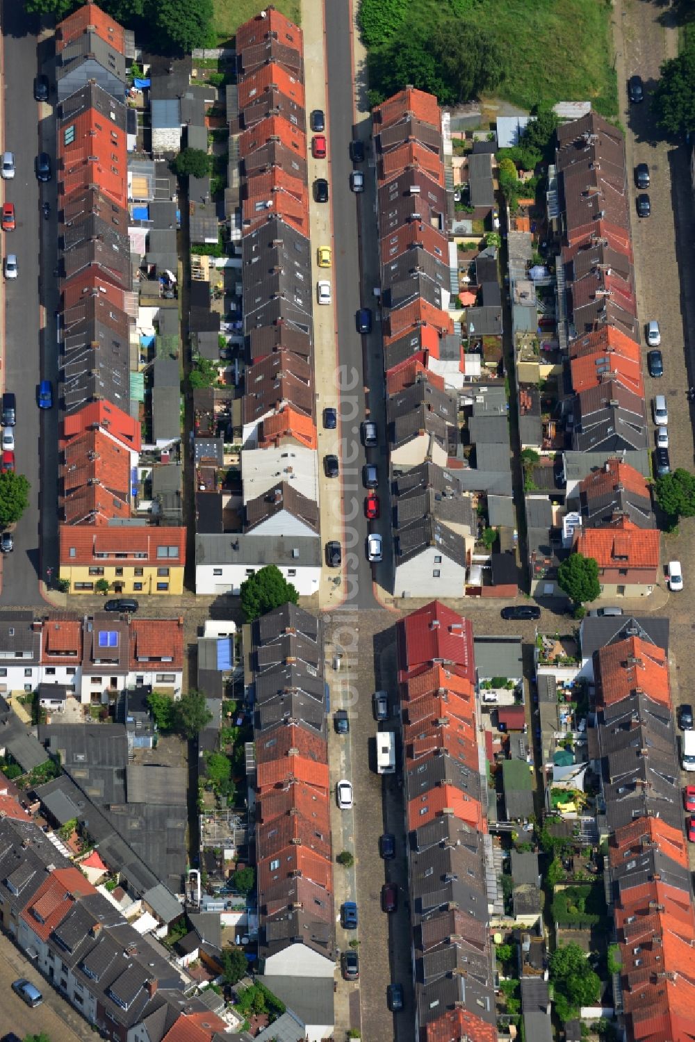 Luftaufnahme Bremen - Reihenhaus- Siedlung im Wohngebiet entlang der Bremerhavener Straße im Stadtteil Westend von Bremen